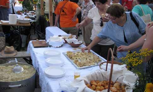 AKTUALNO 4 MALA JUŽNA 2011 Krompir v zevnici, za posladek pa štruklji.