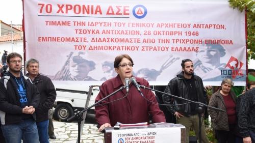 Ιστορικές στιγμές στο Φωτεινό Καλαμπάκας - Μεγαλή συγκέντρωση με την Αλέκα Παπαρήγα - ΚΑΛ Στην κατάμεστη πλατεία του χωριού Τσούκα (Φωτεινό) Αντιχασίων που κατακλύστηκε από ανθρώπους κάθε ηλικίας,
