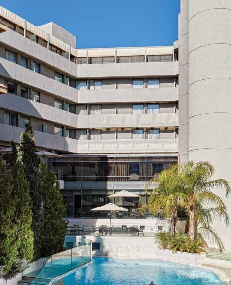 Τα 127 δωμάτια και σουίτες του ξενοδοχείου Galaxy αναδίδουν αέρα σύγχρονης κομψότητας σε μια μοναδική κοσμοπολίτικη ατμόσφαιρα.