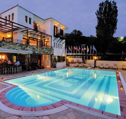 Το κεντρικό εστιατόριο με το τζάκι προσφέρει υπέροχο πρωινό και την επιλογή για παραδοσιακό Πηλιορείτικο φαγητό και μεσογειακή κουζίνα.