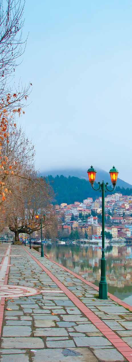 KaΣΤΟΡΙά Το υδάτινο θαύμα της Μακεδονίας Κάτω από την ομίχλη της λίμνης και τα χρώματα του Μακεδονικού ουρανού ξεπροβάλλει μία από τις πιο ατμοσφαιρικές πόλεις της Ελλάδας.