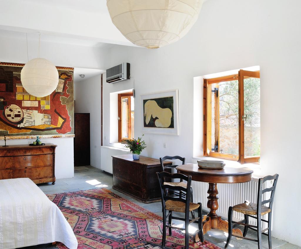 deco ΣΠΙΤΙ 2 Διακοπές 1. Αιωνόβιο πεύκο, σαν γλυπτό, στην Παχειά Ράχη 2. Το ατελιέ του εικαστικού Γιώργου Χατζημιχάλη 3.