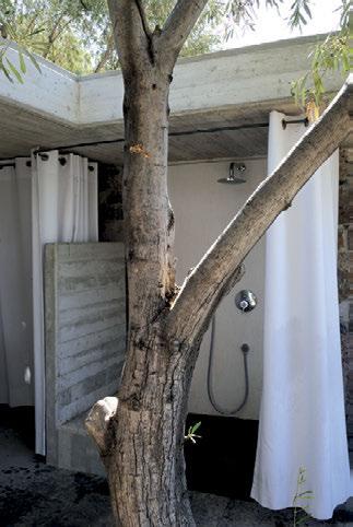 4 5 4. Μπάνιο των ονείρων στο σπίτι της Annabel Salvari και του Flavio Cassiani Ingoni στους Τζίκηδες 5.