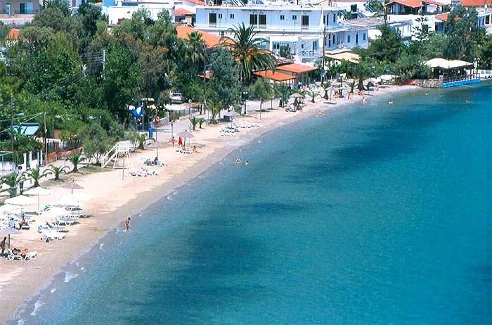 ΦΘΙΩΤΙΔΑ Ήλιος και Θάλασσα Family Sun & Beach ΦΘΙΩΤΙΔΑ H ανατολική ακτή διαθέτει παραλίες με 6 γαλάζιες σημαίες, με γνωστότερες τη Γλύφα και την παραλία των Καμένων Βούρλων, και υποδομή λιμανιών σε