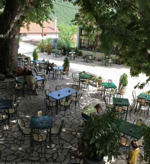 ΕΥΡΥΤΑΝΙΑ Γαστρονομία - Φύση και Δραστηριότητες Gastronomy ΕΥΡΥΤΑΝΙΑ Η ελληνική ορεινή κουζίνα με τα γευστικά ποιοτικά κρέατα, σε συνδυασμό με την παράδοση στο καλό κρασί αποτελούν πόλο έλξης για