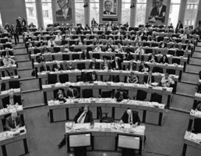 ΧΑΤΖΗΜΑΡΚΑΚΗ Επιστολές για το κατοχικό δάνειο» Προς τον Πρόεδρο της Δημοκρατίας Κάρολο Παπούλια και τον Γερμανό ομόλογό του Γιοάχιμ Γκάουκ Ο ευρωβουλευτής Στην επιστολή του προς τον Κάρολο Παούλια ο