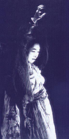 «Το Butoh γεννήθηκε στην Ιαπωνία στην δεκαετία του 60 προτείνοντας μία νέα προσέγγιση του θεάτρου και του χορού.