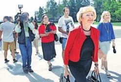 16 Od petka do petka Senatorji na obisku Zunanji minister Karl Erjavec se je ameriškim senatorjem, ki so obiskali Slovenijo, pritožil zaradi stališča ZDA glede implementacije arbitražne odločbe o