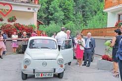 avgusta leta 1947 v Gradu pri Cerkljah, po domače Pri Kuharju. Poleg starejše polsestre se je rodila kot prva hči v zakonu, ima še mlajšo sestro in brata.