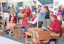 Alenka Brun Za vezni tekst je na Vaškem dnevu ponovno skrbel Bojan Makovec, družbo pa mu je delala sovoditeljica Neža, ki se je tudi javno poslovila, saj pravi, da je prišel čas, da svoje mesto