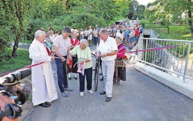 Gorenjski glas AKTUALNO info@g-glas.si 3 Uredili cesto, most in strugo Stanovalci v Grabnu v krajevni skupnosti Kovor so dobili urejen cestni dostop in utrjeno strugo potoka Cikavec.