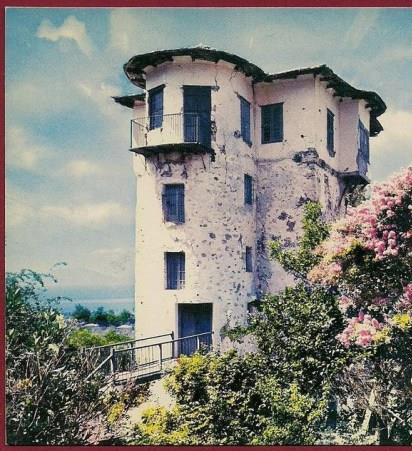 ψηλόκορμες κατασκευές και περιλάμβαναν τρία έως πέντε πατώματα. Ήταν λιθόκτιστοι, ενισχυμένοι με ξυλοδεσιές και στέφονταν από ξύλινες τετράκλινες στέγες, καλυμμένες με σχιστολιθικές πλάκες.
