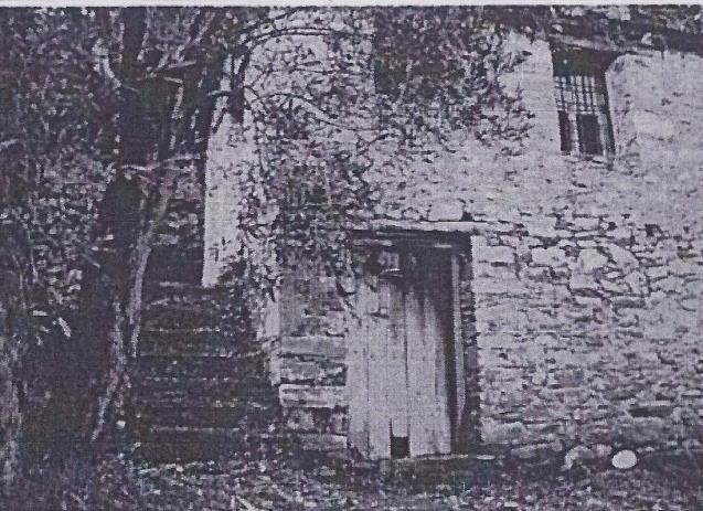 την εγκατάσταση της οικογένειας γινόταν μια προετοιμασία στο εσωτερικό και εξωτερικό χώρο του καλυβιού για να μπορέσει να γίνει ασφαλής και κατοικήσιμος.