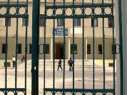 χτιστούν κι άλλες, προκειµένου ν αποσυµφορηθούν οι παλιές και ούτω καθεξής Εµπλεκόµαστε έτσι σ ένα φαύλο κύκλο ανορθολογισµού στην άσκηση πολιτικής και αλόγιστης δαπάνης κρατικών κεφαλαίων, χωρίς