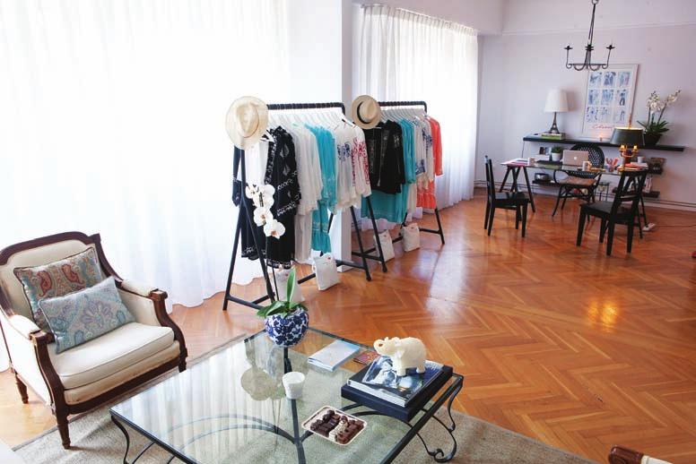 H ροµαντική διάθεση συναντά το cool style και µαζί αποθεώνουν τον µποέµ ύµνο που «πλέκουν» τα καφτάνια του ελληνικού brand.