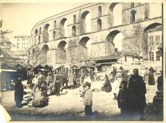 [Το υδραγωγείο] Το γνωστότερο μνημείο της σύγχρονης Καβάλας είναι οι «Καμάρες», το παλιό υδραγωγείο της πόλης.