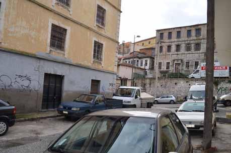 ανάμεσα στον παραδοσιακό συνοικισμό του «βράχου της Παναγίας» και την άμορφη μάζα βόρειά του των πυκνών οικοδομών χωρίς σαφή αρχιτεκτονικό χαρακτήρα.