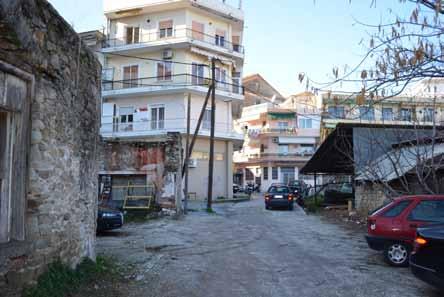 δρόμο [γέφυρα], για να καταλήξει σε υπαίθριο αμφιθέατρο με θέα το υδραγωγείο.