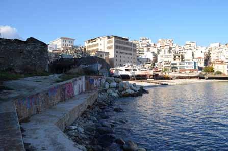 Το τρίτο επίπεδο της πλατείας, ελαφρώς υποβαθμισμένο, αποτελεί την πλατεία του αμφιθεάτρου.