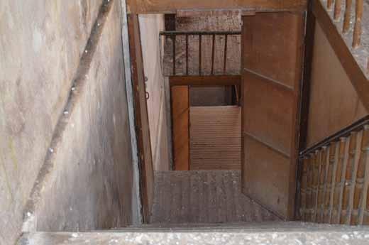 ανελκυστήρα, τα οποία βρίσκονται σε επαφή με τη μεσοτοιχία των δύο τμημάτων.