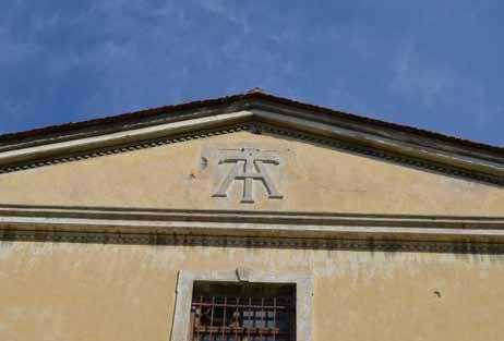 Η μορφολόγιση των όψεών της έγκειται στις σχηματοποιημένες διακοσμήσεις και