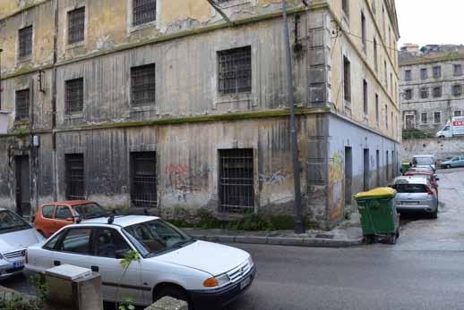 οριζόντιες ζώνες, στη στάθμη των πατωμάτων, τονίζοντας έτσι τον οριζόντιο