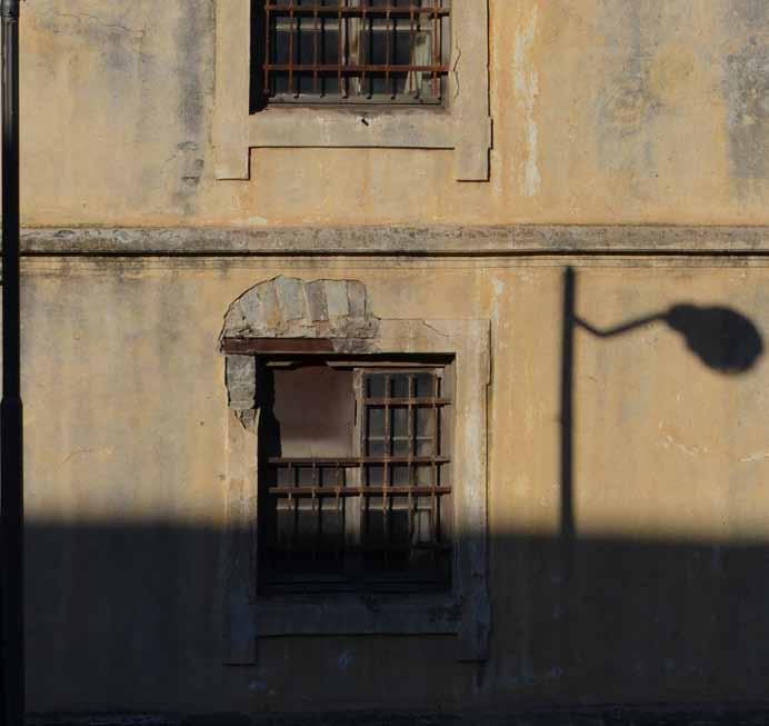 Ο διάκοσμος στις ακμές του στερεού αλλά και μεταξύ των δύο συστημάτων των δύο όμοιων κατόψεων, δηλαδή οι γύψινες ψευδοπαραστάδες [απομιμήσεις λαξευτής λιθοδομής που μιμούνται κλασικά πρότυπα], είναι
