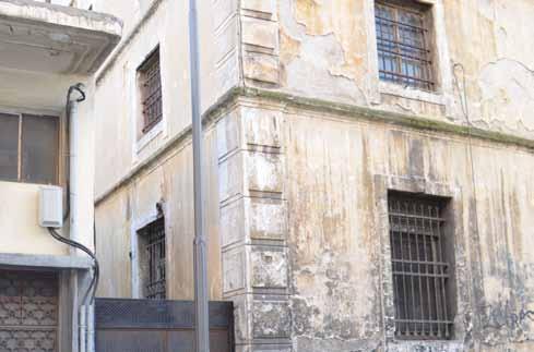 Η νότια όψη στο δυτικό άκρο της έχει υποστεί κάποια συντήρηση, όπως αναφέρθηκε, δίχως όμως την πλήρη αποκατάστασή της ώστε να επανέλθει στην αρχική της μορφή.