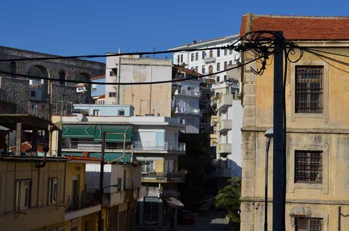 3.3 Περιβάλλων χώρος Το περιβάλλον της καπναποθήκης Τσιμίνο, σήμερα, από την ανάλυση που προηγήθηκε, κρίνεται ποικιλόμορφο με αντιπαραβαλλόμενα στοιχεία.