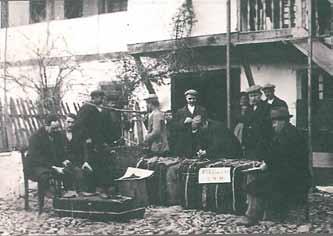 Οι διαφορετικές μορφές αποτελούν παραλλαγή του βασικού τύπου της διώροφης, πλατυμέτωπης, νοτιοανατολικά προσανατολισμένης αγροτικής κατοικίας, με κύρια χαρακτηριστικά της το διώροφο χαγιάτι στον καλό