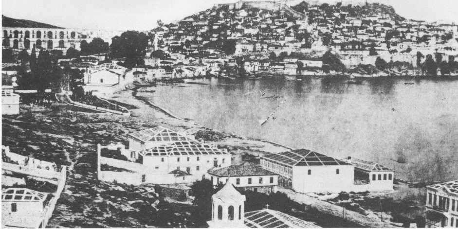 Οι πρώτοι που ασχολήθηκαν με την εξαγωγή καπνών είναι Έλληνες από την Καβάλα, που εξήγαγαν καπνά κυρίως στη Ρωσία, Ρουμανία, Αγγλία, Γερμανία, Αίγυπτο, Αυστρία, Κωνσταντινούπολη, Ιταλία και άλλες