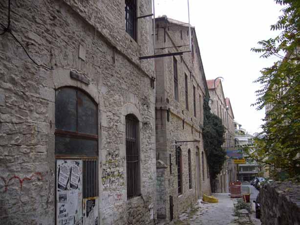 Οι χώροι επεξεργασίας, συντήρησης και αποθήκευσης, επομένως, ήταν αναγκαίο να διασφαλίζουν την ποιότητα του αφενός και αφετέρου να τον προστατεύουν από τις εκάστοτε κλιματολογικές συνθήκες.