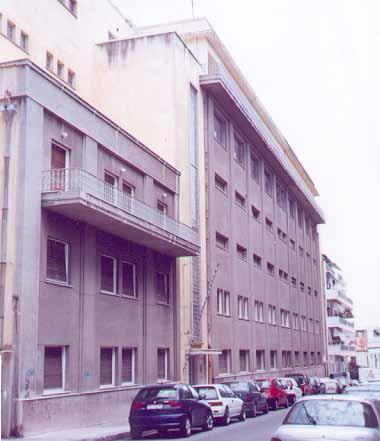 Τα πρώτα κτίρια των καπναποθηκών βρίσκονται σε επαφή με τα γειτνιακά κτίρια με μία ή περισσότερες πλευρές