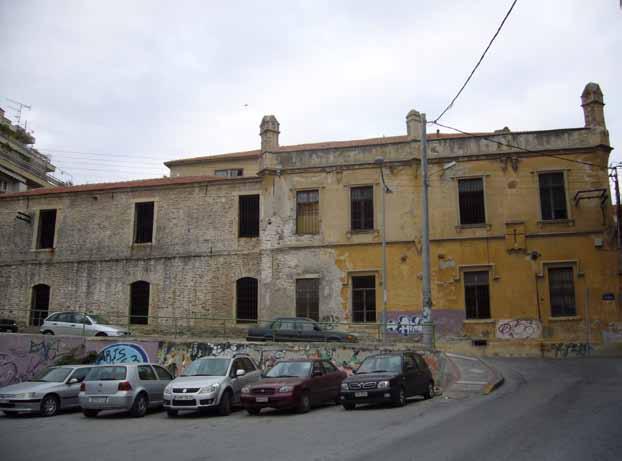 Καβάλας. Όσον αφορά τη στέγαση των κτιρίων, η διαμόρφωση της επιφέρει αξιοσημείωτες αλλαγές τόσο στη χωρικότητα όσο και τη μορφή των καπναποθηκών.