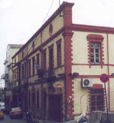 Καπναποθήκη στην πλατεία Ελευθερίας, επιχρισμένη, με διάκοσμο.