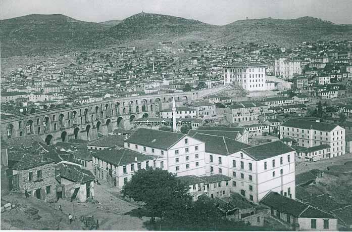 Στους πίνακες του οθωμανικού κτηματολογίου αναφέρεται μόνο η χρήση [πετρελαιοαποθήκη], δίχως να περιλαμβάνονται επιπλέον στοιχεία ιδιοκτητών, όπως συμβαίνει με άλλες καπναποθήκες ή λοιπά κτήματα.