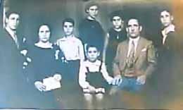 Λίγο πριν πεθάνει ο Ααρών Τσιμίνο, το 1969, ζήτησε από τον γιο του Σαμπετάι [Σάμπι] να κατασκευάσει μνημείο στη μνήμη τους.