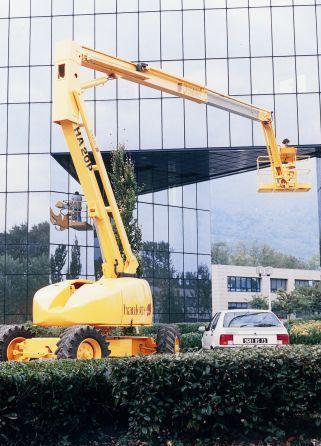 προστασίας. Αν και συχνά φαίνεται πιο απλό να ζητηθεί από κάθε πρόσωπο στην εργασία να προστατεύει τον εαυτό του χρησιμοποιώντας κάποιο μέσο ατομικής προστασίας (ζώνη ασφαλείας κ.λπ.