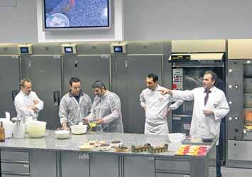 cheesecakes με Whip & Create, Κρέμα Λεμόνι & Κρέμα Τυριού (ELLE & VIRE), φρούτα σε ζελέ (FRUIBEL), βούτυρο Βρετάνης 82% (BEURALIA), ποτά γαστρονομίας GRAND MARNIER και επικαλύψεις με Nappage Amarena