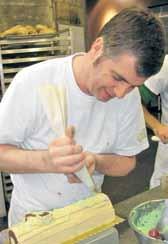 Ο καταξιωμένος pastry chef δίνει ιδιαίτερη έμφαση εκτός από τα σχήματα και στα χρώματα και προτείνει τις αποχρώσεις του κόκκινου (από το απαλό ροζ μέχρι το βαθύ μπορντό).