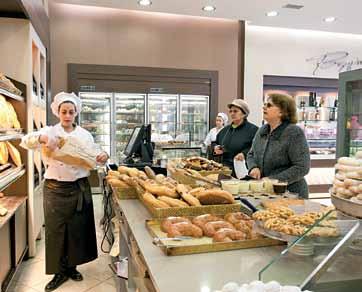 Παπαδοκωστάκης Έχει σπουδάσει την τέχνη της αρτοποιίας και ζαχαροπλαστικής και αγαπάει πολύ τη δουλειά που κάνει, γιατί είναι δημιουργική.