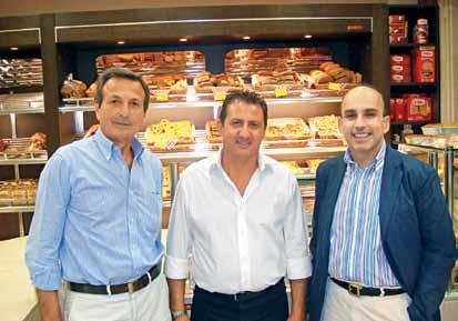 Με το ξύλο βέγκε να κυριαρχεί στο χώρο, το νέο πρόσωπο του καταστήματος μαγνητίζει τον πελάτη, που μπορεί να απολαύσει τις αγορές του σε ένα οικείο περιβάλλον.