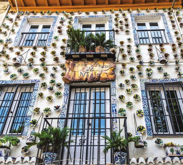 Θα διασχίσουμε την περίφημη λεωφόρο Paseo de gracia με τα πιο ακριβά καταστήματα της πόλης και τα ωραιότερα σπίτια με γνωστότερα την Casa Batllo και Casa Mila του μεγάλου Antonio Gaudi όπου θα δούμε