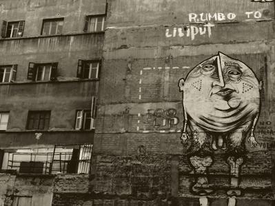 Δοκίμιο Σύγχρονη Τέχνη και Δημόσιος Χώρος Με αφορμή μια κίνηση καλλιτεχνών στα τέλη του 2007 να αναρτήσουν τις δημιουργίες τους όχι σ ένα συγκεκριμένο εκθεσιακό χώρο, αλλά στην ευρύτερη περιοχή των