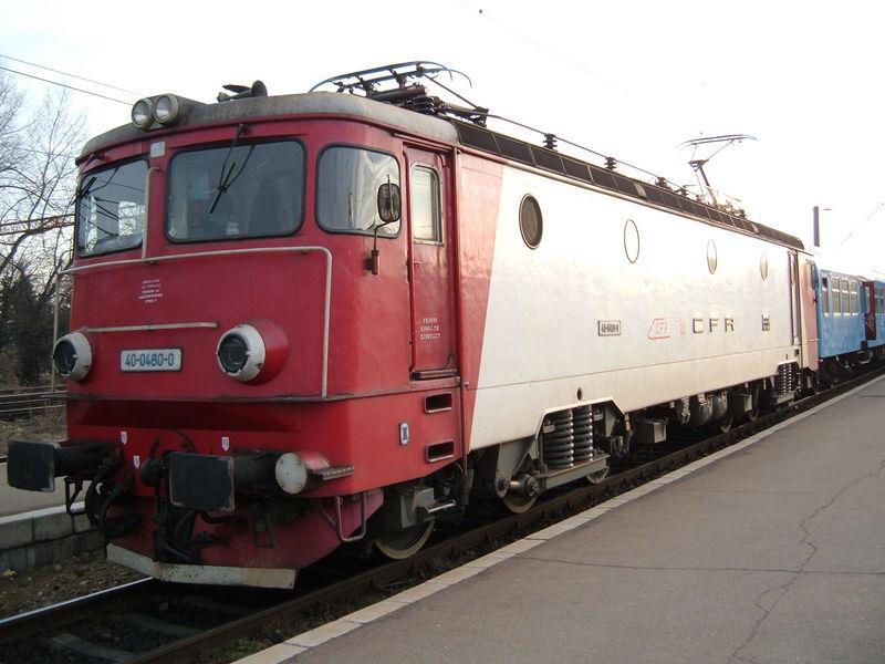 LUCRAREA 10 FUNCŢ IONAREA LOCOMOTIVEI ELECTRICE DE 5100 KW Locomotiva este prevă zută cu două posturi de conducere, A şi B. Acestea sunt folosite în funcţ ie de sensul de mers, al locomotivei.