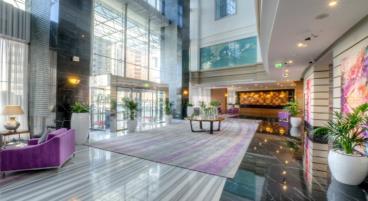 το Holiday Inn Dubai Al Barsha απέχει 5 λεπτά με τα πόδια από το κλειστό χιονοδρομικό κέντρο Ski Dubai.