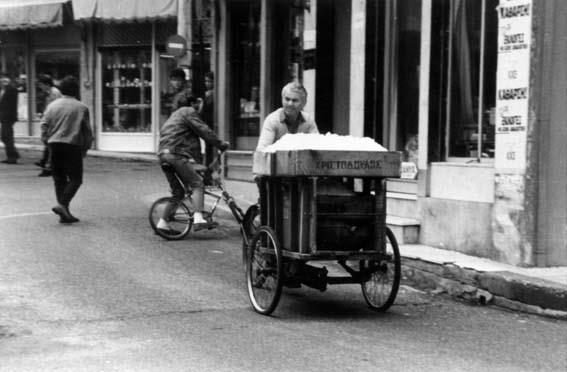 Ο παγωπόλης Το επάγγελμα του παγοπώλη υπήρχε ως τη δεκαετία του 1960 κυρίως σε αστικά κέντρα.