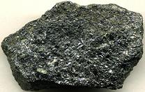 Slika 1: Na sliki (a) kamnina magnetit (ang. loadstone). Njeno ime izvira iz porajine Magnesia ad meandrum, kjer so prvič našli velika nahajališča.