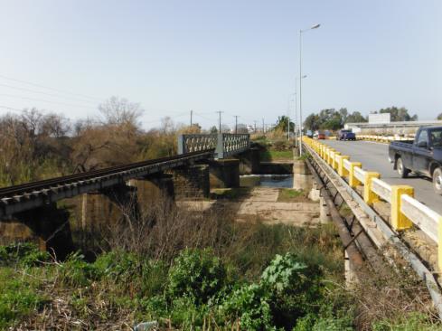 Φωτογραφία 4-3: Οδική και σιδηροδρομική γέφυρα Πάμισου επί διευθετημένης κοίτης. Φωτογραφία 4-4: Διευθετημένη κοίτη π. Άρι.