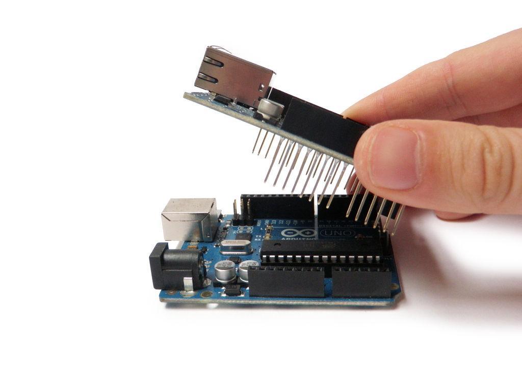 Για να τεθεί σε λειτουργία : Απαιτεί μια πλακέτα Arduino 5V Τάση λειτουργίας Ταχύτητα σύνδεσης: 10 / 100Mb Σύνδεση με Arduino στη θύρα SPI Η Wiznet W5100 παρέχει ένα δίκτυο (IP).